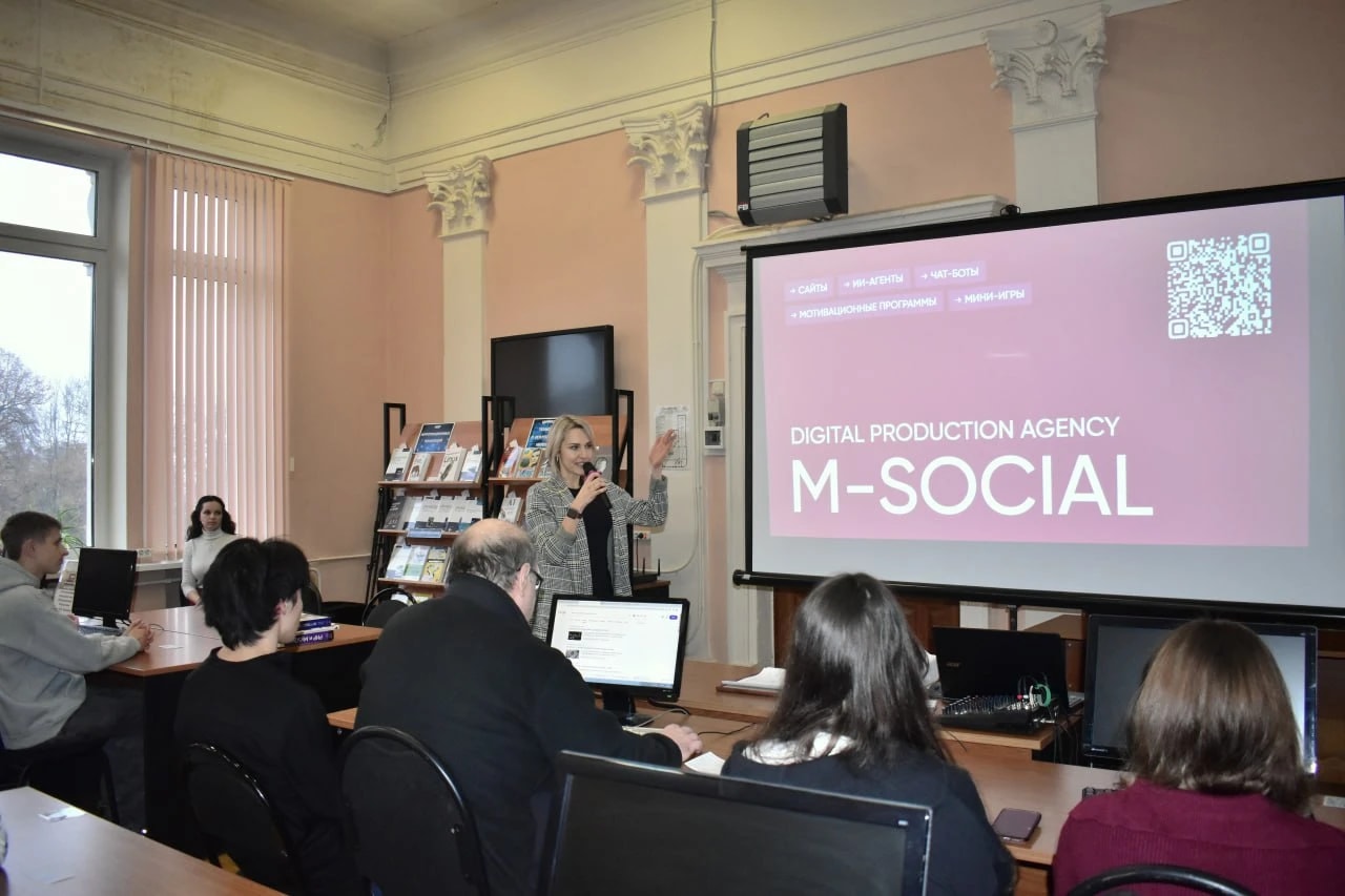 M-Social қызметкері колледж аудиториясының алдында презентация жасауда