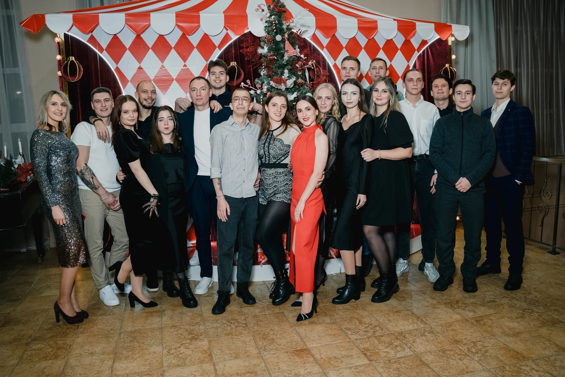 M-Social командасы жаңа жылдық корпоративте шырша қасында